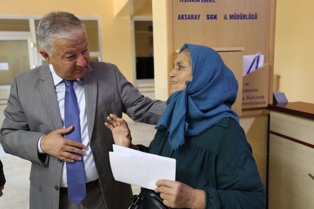 aksarayvaliligi's tweet photo. 📍 Sosyal Güvenlik İl Müdürlüğü

Valimiz Sn.@muratdurutr, Sosyal Güvenlik İl Müdürlüğümüzü ziyaret ederek İl Müdürümüz Sn. Bilal Akgün’den yürütülen çalışmalar ve sunulan hizmetler hakkında bilgi aldı.

Müdürlük personeli ve hizmet alan hemşehrilerimizle de hasbihal eden Sn. Valimiz, sosyal güvenlik hizmetlerinin vatandaş odaklı, hızlı ve etkin şekilde sunulmasının önemine vurgu yaparak;

“Devletimizin sunduğu sosyal güvenlik hizmetleri, hemşehrilerimizin hayatına doğrudan dokunan en önemli kamu hizmetleri arasında yer almaktadır. 
Hemşehrilerimize güler yüzlü, kaliteli ve erişilebilir hizmet sunulması için özveriyle görev yapan tüm personelimize teşekkür ediyorum. 
Yürütülen çalışmaları yerinde değerlendirmek, personelimizle ve hemşehrilerimizle bir araya gelmek amacıyla kamu kurumlarımıza yönelik ziyaretlerimizi titizlikle ve aralıksız sürdüreceğiz. 
Hep birlikte, kurumlarımız arasındaki güçlü koordinasyonla hemşehrilerimize en iyi hizmeti sunmaya devam edeceğiz” ifadelerini kullandı.