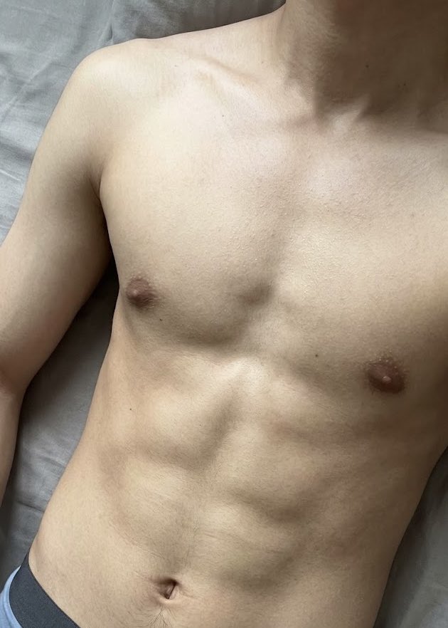 suweisu993's tweet photo. 为什么推上的肌肉男，腹肌都那么整整齐齐 https://t.co/5fo6HOYQqG