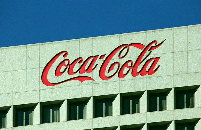 African_4_life's tweet photo. Coca-Cola just dropped Q2 earnings and crushed it 📊

Revenue hit $13.4B, beating estimates 🟢 (+7% YoY)
Adjusted EPS $0.97, also above expectations 🟢 (+11% YoY)
Unit case volume up 5% YoY

FY26 outlook improved:
- Organic revenue growth ~5%
- EPS growth 9-10%
- Free c https://t.co/vzXPCJXkpT