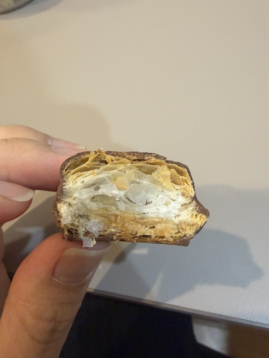 hachimitsu_nyu's tweet photo. 韓国購入品🇰🇷
no brandノーブランド　dirty chocoダーティーチョコ
これめちゃくちゃ美味しかったから全員買ってください🙌❣️
色んなsnsで高評価で買ったけどほんまに美味しい！サクサクのパイ生地にチョコがコーティングされてて…でも全く甘くないし、パイ生地やから重くもない。
罪なお菓子です🥹 https://t.co/MwojuzjD2j