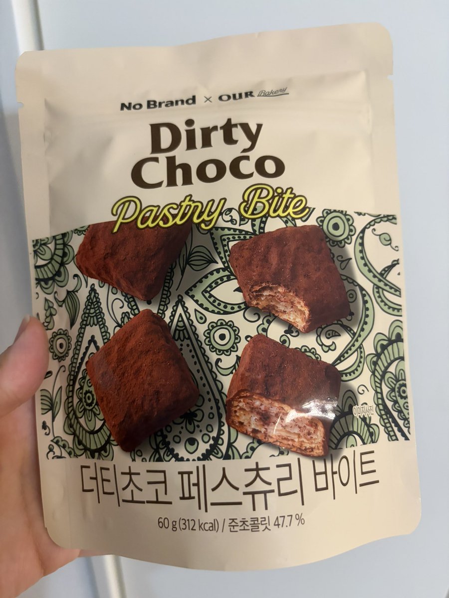 hachimitsu_nyu's tweet photo. 韓国購入品🇰🇷
no brandノーブランド　dirty chocoダーティーチョコ
これめちゃくちゃ美味しかったから全員買ってください🙌❣️
色んなsnsで高評価で買ったけどほんまに美味しい！サクサクのパイ生地にチョコがコーティングされてて…でも全く甘くないし、パイ生地やから重くもない。
罪なお菓子です🥹 https://t.co/MwojuzjD2j