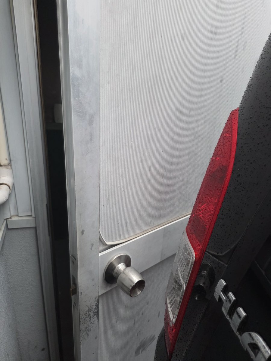 masaborghini5's tweet photo. 朝施工場に来たらハイエースに違法駐車されてて車の入出庫出来ないw
トイレにも入れないw
まじで誰だよ営業妨害すぎる😂w https://t.co/x9SFaZHpM9