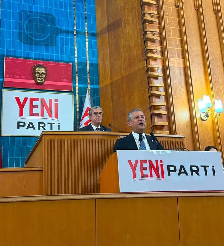 gulsum_khrmn's tweet photo. Lider Özgür Özel YENİ Partimizin grup kürsüsünde.🥰 https://t.co/wIZV7r7p1x