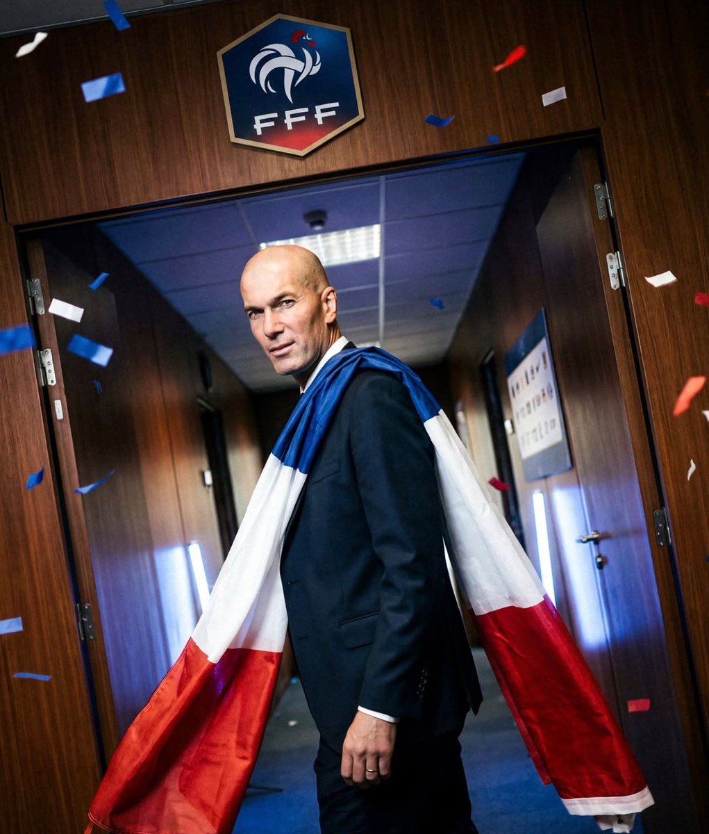 ShadesFrance's tweet photo. 🚨C’EST OFFICIEL !

ZINÉDINE ZIDANE EST LE NOUVEL ENTRAÎNEUR DE L’ÉQUIPE DE FRANCE 🇫🇷⚽️

Il succède à Didier Deschamps, qui aura occupé ce poste pendant 14 ANS 💙 https://t.co/D8pcoBZ4gj