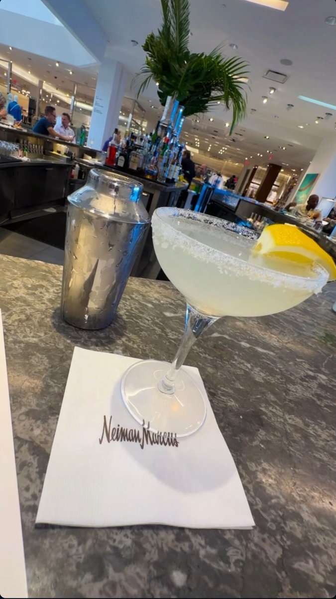 livewiremotion's tweet photo. 🍸 😎 Lemon 🍋 Drop while i Shop https://t.co/EDNew5xXG0