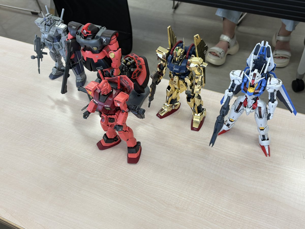 excel_f_t's tweet photo. ちょっと耳の痛い話をします。
せっかく青いバッジを取ったので。

10年前と、
何も変わっていない。

そう感じるなら、
今までと同じ選択を
続けてきたのかもしれません。

私も、
変わりたいと思いながら、
同じ場所に居続けた時期があります。

だから、
そこから動く怖さも分かります。

本気で変わりたい人と、
私は一緒に進みたいです。

#ガンプラ を本気で作り続けたいし、
#神戸製作会 を本気で大きくしたい。

同じように、
何かを変えたいと思っている人と
一緒に進みたいです。