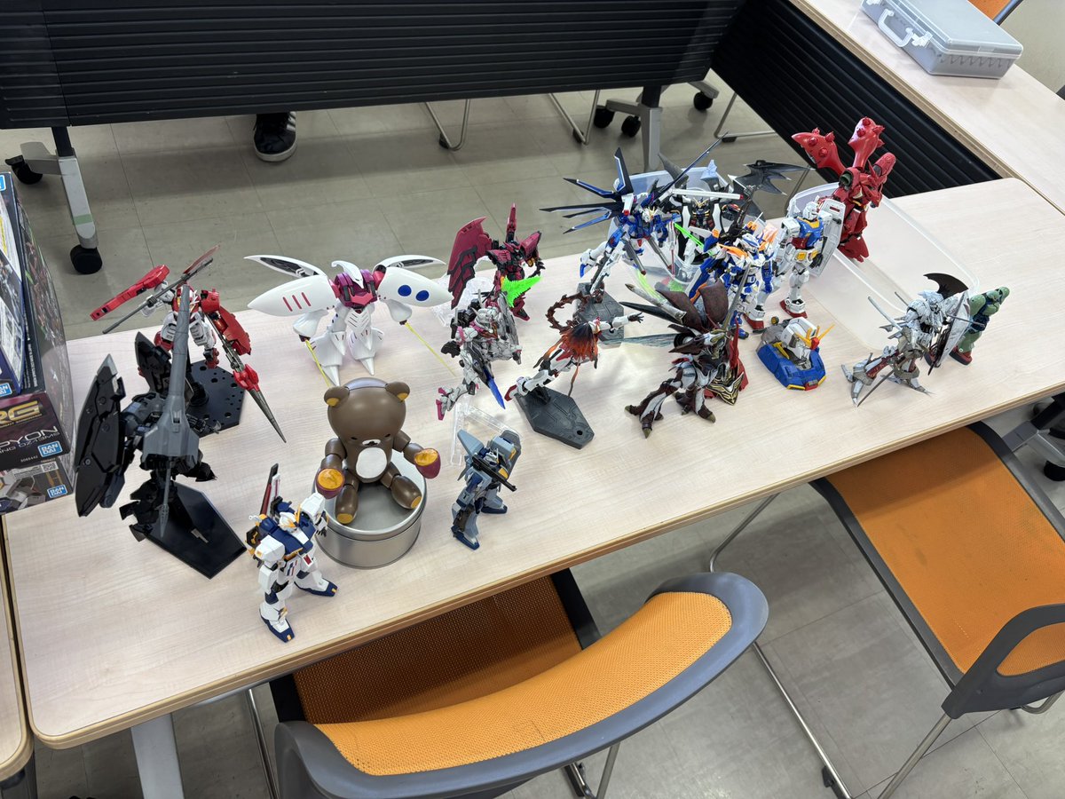 excel_f_t's tweet photo. ちょっと耳の痛い話をします。
せっかく青いバッジを取ったので。

10年前と、
何も変わっていない。

そう感じるなら、
今までと同じ選択を
続けてきたのかもしれません。

私も、
変わりたいと思いながら、
同じ場所に居続けた時期があります。

だから、
そこから動く怖さも分かります。

本気で変わりたい人と、
私は一緒に進みたいです。

#ガンプラ を本気で作り続けたいし、
#神戸製作会 を本気で大きくしたい。

同じように、
何かを変えたいと思っている人と
一緒に進みたいです。