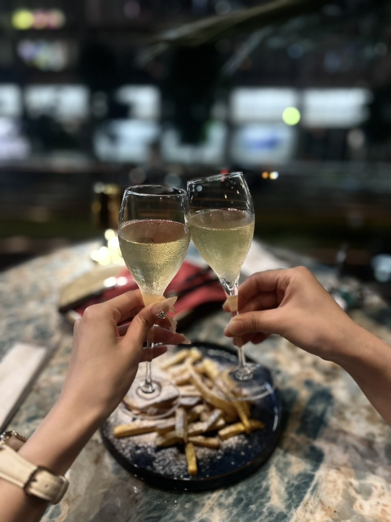 1ir3n's tweet photo. テラス席でもギリ快適に過ごせる季節🫶🏻 https://t.co/YGwfmyENTu