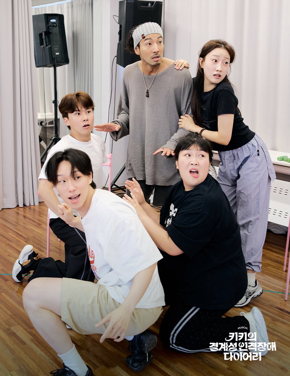 musical_kiki_'s tweet photo. [#키키의경계성인격장애다이어리]

🌱 연습실 사진 페어컷 공개

키키 #송유택
호스트 문 #문지수
호스트 욱 #황인욱
호스트 하 #김새하
호스트 창 #이창하
호스트 우 #윤지우
_
𝐌𝐮𝐬𝐢𝐜𝐚𝐥
<키키의 경계성 인격장애 다이어리> 
2026.07.30 - 10.04
대학로 SH아트홀 https://t.co/mqxQXKVY1W