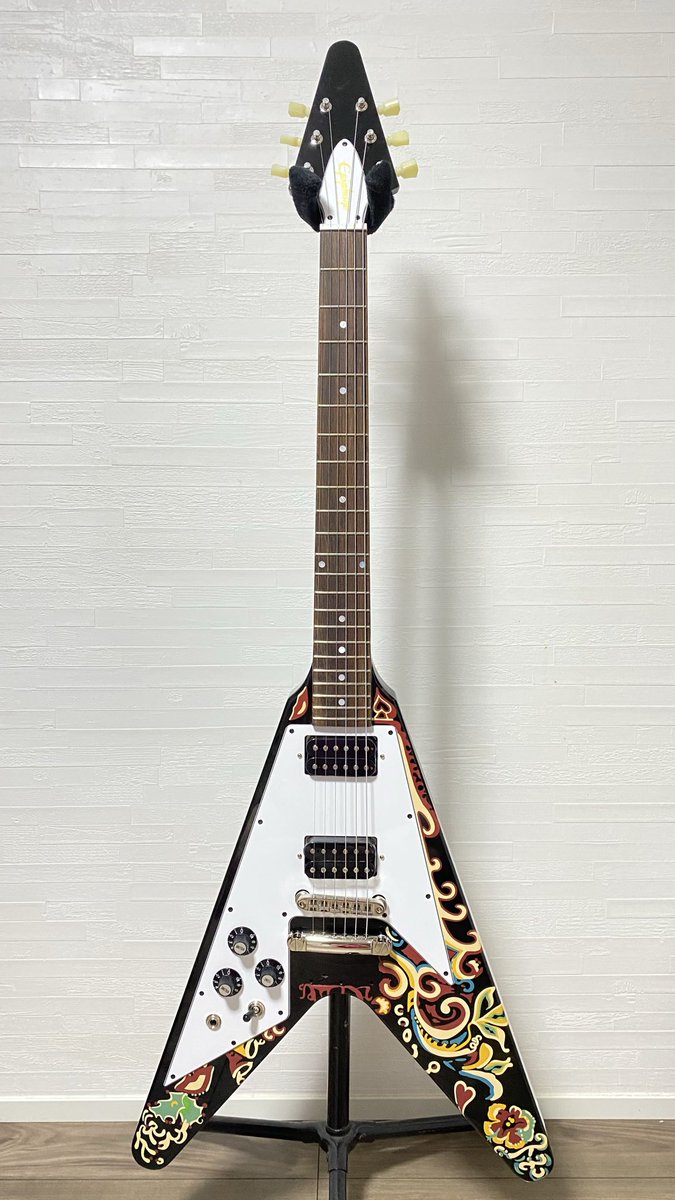 azeriahmt's tweet photo. はい、というワケで楽器屋さんに改造をお願いしていたフライングVが帰ってきました！
板バネアーム→ハードテイル化、ピックアップをいつもの500T&amp;496Rに変えて音もルックスもHR/HM仕様に。
https://t.co/HI1LcmHx3t
出音はリードを弾いた時の音が特に気に入り、フロントの滑らかで甘いトーンが最高！ https://t.co/9OqJ4Je6ng