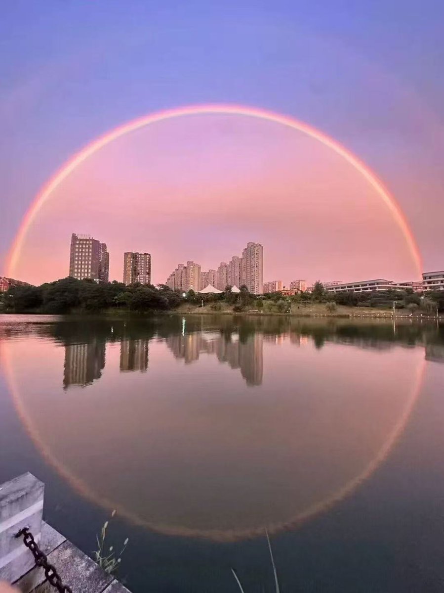 Davita2599's tweet photo. 受台风红霞影响，看到了炒鸡漂亮的晚霞彩虹🌈 https://t.co/dTAaAKUx7t