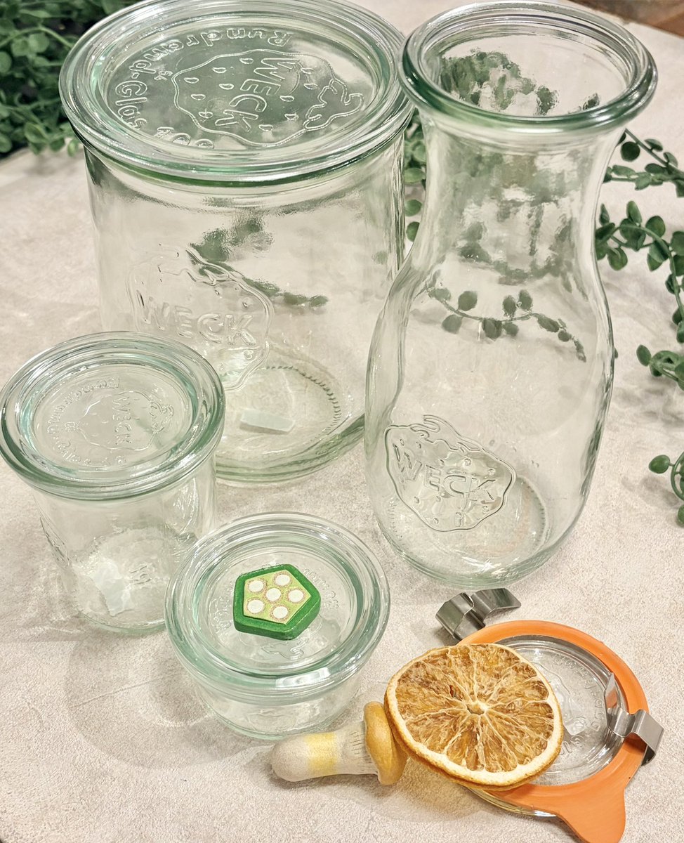 zakka_switch's tweet photo. 夏の楽しみを、ひと瓶に🍋

WECKのガラスキャニスターで、レモンのはちみつ漬けやピクルスなど、季節の保存食づくりを楽しみませんか🥒🍅

漬けておいたレモンは、炭酸水に加えて爽やかなドリンクにも🍹♪

暑い季節の食卓や、おうち時間に取り入れたいアイテムです🥰 https://t.co/cZJuzwXiL2