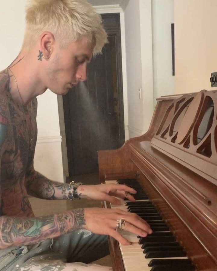 MGK_pics's tweet photo. https://t.co/Eyg8VVI21E