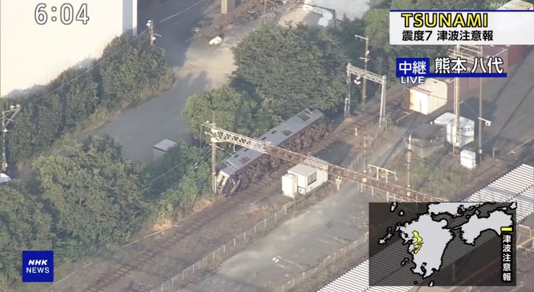 Cool__Down__'s tweet photo. 八代駅 EF510-308 脱線・横転 https://t.co/f85Qs9ExLg