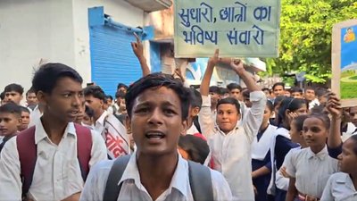 JaikyYadav16's tweet photo. अरे ये हमारे G Alpha ने तो Gen Z को भी पीछे छोड़ दिया है। 😀

उत्तर प्रदेश के फतेहपुर में एक इंटर कॉलेज में G अल्फा लोग प्रोटेस्ट करने लगे क्योंकि उन्हें उस कॉलेज में पर्याप्त सुविधाएं नहीं मिल पा रही थी।

ये सभी बिजली, पंखे और पानी के लिए कॉलेज प्रशासन के सामने अड़ गए 

फिर क्या?

कॉलेज प्रशासन को इन जेन अल्फा की सारी शर्ते माननी पड़ी तब जाकर ये धरना शांत हुआ।