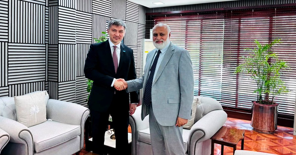 hecpkofficial's tweet photo. The Ambassador of Kazakhstan to Pakistan paid a farewell call on the Chairman HEC @DrNiazAhmadSI During the meeting, the Chairman commended the Ambassador’s valuable contributions to strengthening bilateral cooperation and collaboration in the higher education sector. https://t.co/HhqKvPdg1g
