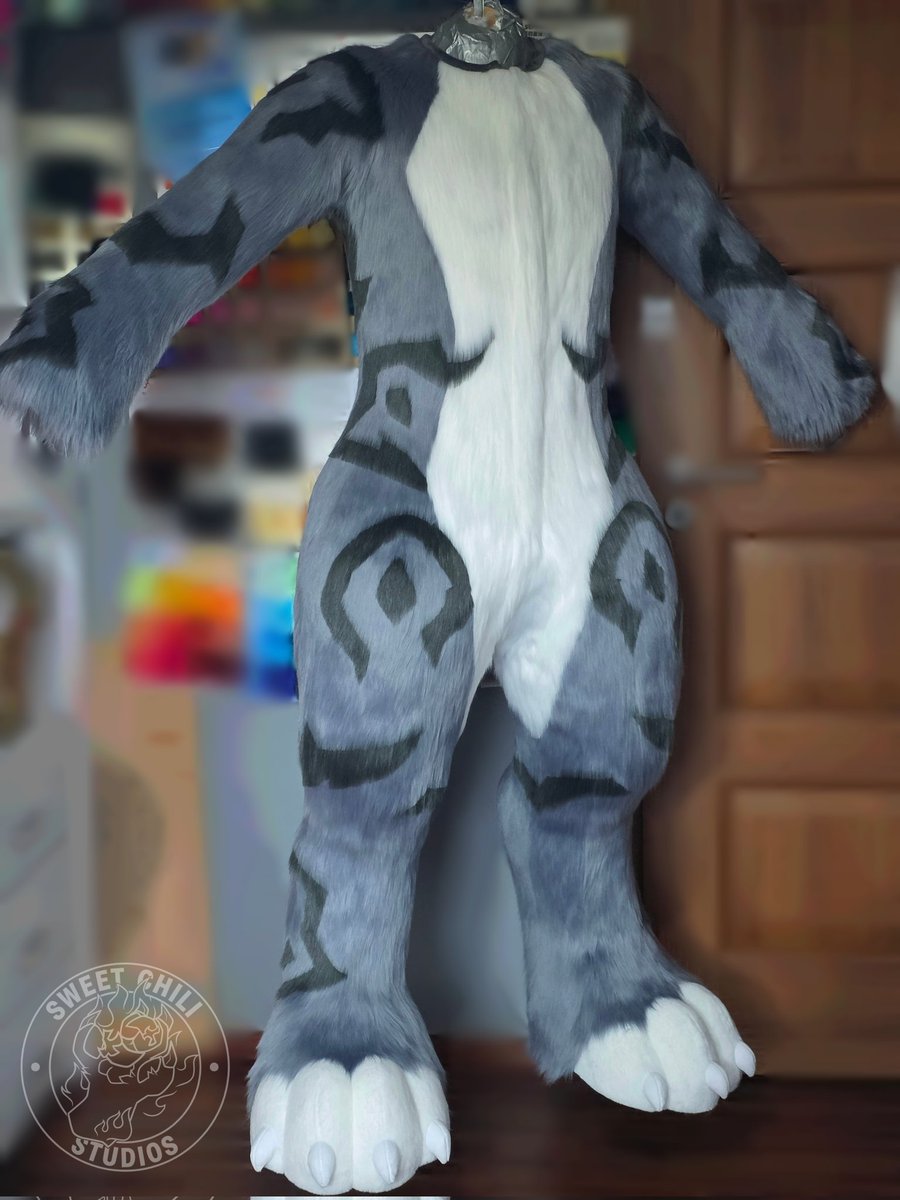 chilistudios's tweet photo. Finished!
I don't have anyone this tall to pose for pictures so photo shoot will be done once it gets to the owner^^
#furry #fursuitmaking https://t.co/oHkpfxQRIG