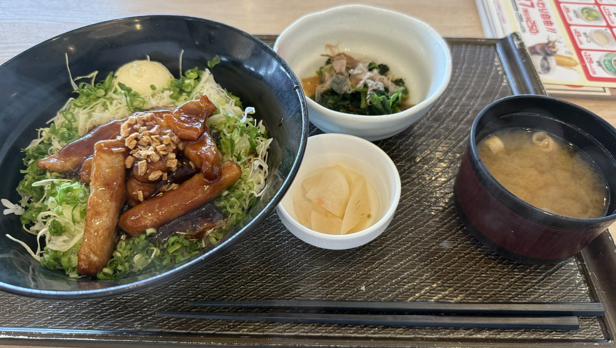shinoguu's tweet photo. 久々にガスト

濃厚とんてき丼定食と、デザートにイチゴかき氷（ミニ）を食べた
野菜多めで胃に優しい
まいうー❗️

いちごかき氷🍧は、食前に昔のお菓子ドンパッチのようなパチパチ弾ける音がするチップをふりかけてからの実食
ドンパッチ思い出してエモりながら美味しくいただけた
これもまいうー❗️ https://t.co/5DcJAlG5jc