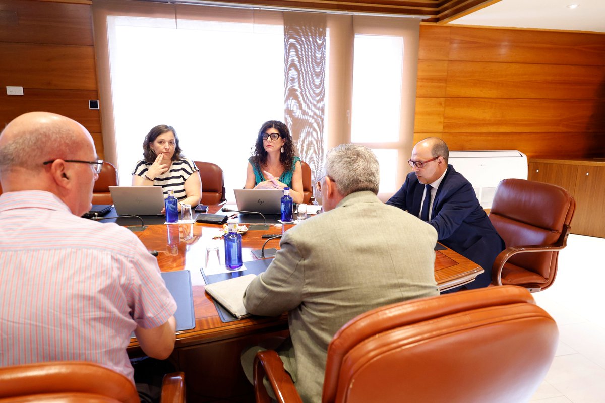 cortesclm's tweet photo. 🏛️ La Mesa presidida por @PabloBellido_Az se reunió ayer por última vez en el 6º periodo de sesiones para calificar escritos de los grupos @pscmpsoe, @PP_CLM y @VoxCLM. Desde enero ha habido 41 reuniones de este órgano y de la Junta de Portavoces.

📸 https://t.co/zuJpaeonVp https://t.co/g0YvruT6da