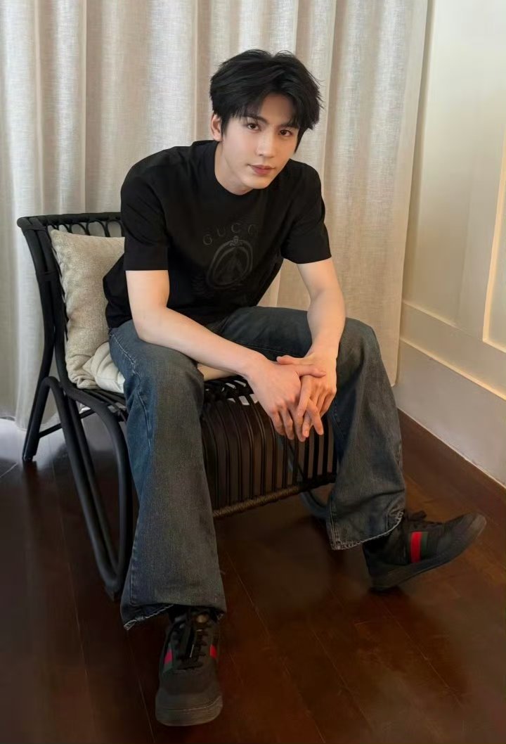 everydayzlh's tweet photo. •072826• new pics of #zhanglinghe taken during #Overdo livestream 📸🔥🎬 https://t.co/TSQY0jD13E