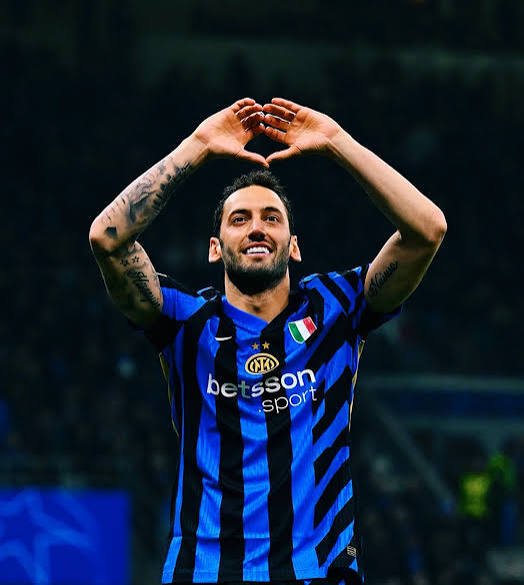 Cetin1243's tweet photo. Benim bildiğim Galatasaray yönetimi 2 hafta sonra 10 numara diye Hakani alir. Bunu yazin bir kenara #musiala #DursunÖzbekİstifa #TransferlerNeredeDursunÖzbek https://t.co/sAievtapVF