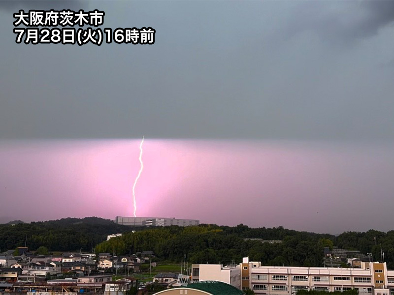 wni_jp's tweet photo. ＜近畿から東北で激しい雷雨＞
今日28日(火)は近畿から東北にかけての広範囲を発達した雨雲が通過しています。

近畿や東海、北陸西部では雷を伴った激しい雨となっています。

夜にかけても断続的に雷雨となるおそれがあります。道路冠水や落雷、突風などにご注意ください。
https://t.co/b0zzUMis6i https://t.co/kiSpe9WJPo