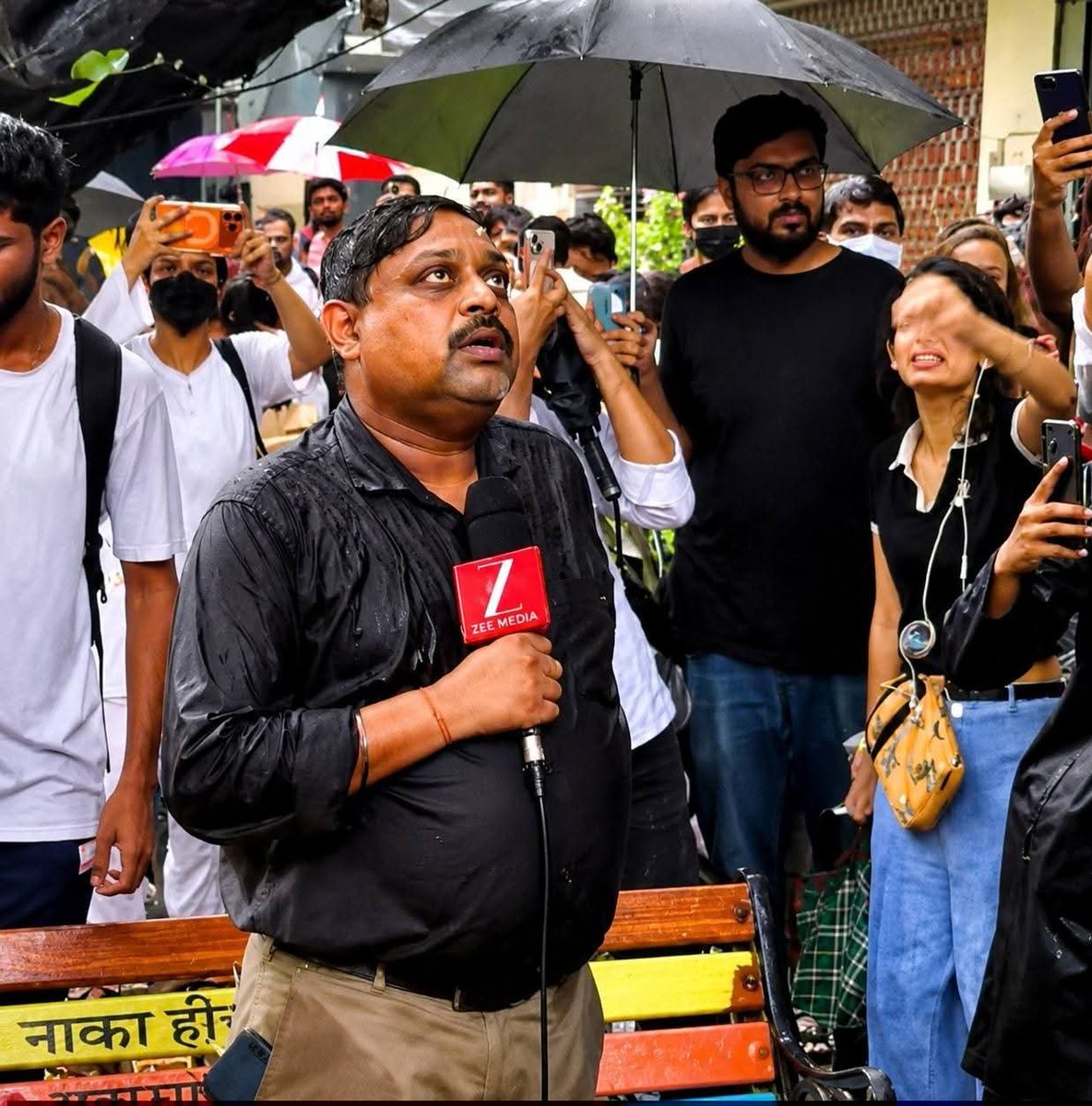 jaidevrathee2's tweet photo. आपकी बात करे तो पत्रकार, सवाल पूछे तो "गोदी मीडिया"?
कपिल राऊत ने बारिश में भीगकर ट्रोलिंग झेली, लेकिन संयम नहीं छोड़ा। लोकतंत्र में असहमति का अधिकार है, अभद्रता का नहीं।
#KapilRaut #PressFreedom #Democracy https://t.co/NyUWGDfDmd
