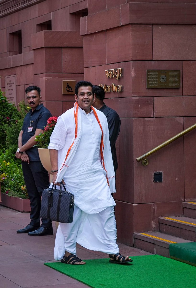 Aarti202's tweet photo. BJP सांसद रवि किशन जी पार्लियामेंट को फ़ैशन शो समझ लिए है दुनियां का सबसे व्यस्त आदमी😁

नीट अखबार सांसद के बैग में क्या है लैपटॉप, रिमोट या फिर नए अविष्कार करके जा रहे हैं 

बेचारा गया था समोसा सस्ता कराने चाय वाले ने खरीद लिया 🤣 https://t.co/rLxTS5NsPq