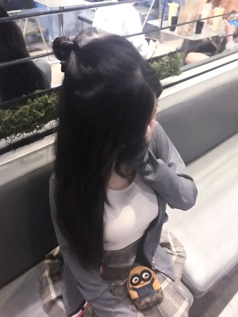 arena1411's tweet photo. Casual chic with a splash of whimsy plaid skirt, cozy cardigan, and a tiny Minion sidekick peeking from the bag
rMi https://t.co/9Isqw38g78