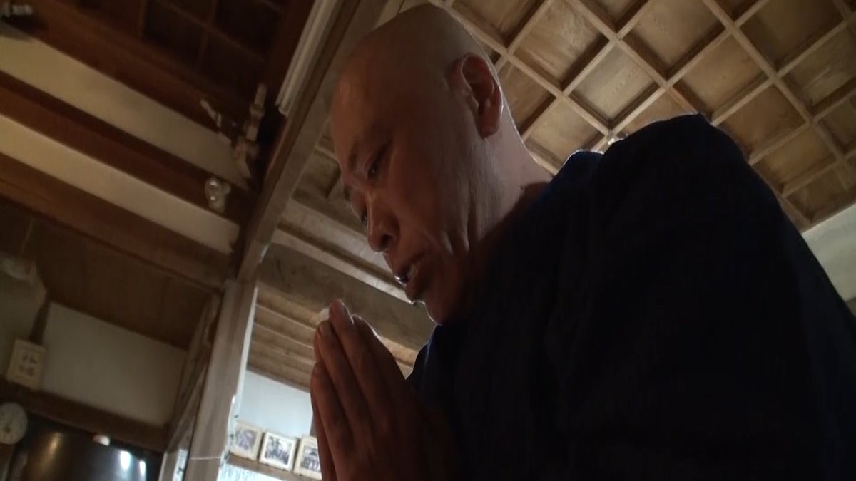 fuji_docu's tweet photo. ＃ザ・ノンフィクション
8⃣月2⃣日（日）午後2⃣時放送📺
「クズ芸人の生きる道　前編 ～58歳 恋も笑いも崖っぷち～」

「クズ芸人」と呼ばれ事務所を“クビ”になった小堀敏夫…再起を懸け相方とコントの大舞台へ…58歳で巡ってきた年下女性との恋の予感…笑いと恋を懸けた大勝負の行方は…

語りは吉田美月喜さんです✨

【放送内容詳細】
芸人としての再起と、５８歳で動き出した恋。何度も途中で投げ出してきた男が、最後にたどりつく未来は…

トレードマークはジャイアンツの帽子。家賃３万２０００円の安アパートで暮らす、お笑いコンビ「ガッポリ建設」の小堀敏夫、５８歳。芸歴３４年のベテランながら、ギャラ飲みとパチンコでその日暮らし。「クズ芸人」と呼ばれ、所属していたワハハ本舗を“クビ”になって５年…起死回生を狙う小堀が頼ったのは、相方・室田稔だった。

「ラーメン店をやりたいから、１００万円を貸してほしい」
土下座までして頼み込み、修業を始めると決意するが、初日から寝坊して遅刻。働く前にクビになってしまう。

すると今度は突然、「出家したい」と言い出した。髪を丸刈りにして寺で修行に挑むが、わずか２日で逃げ出してしまう。

自分にはやはり「笑い」しかない。小堀が次に掲げた目標は「キングオブコント２０２５」への出場。大会王者のビスケットブラザーズにネタを作ってもらい、相方と再起を懸けた大舞台へ。今度こそ最後までやり遂げ、再び笑いをつかめるのか…

そんな小堀の前に、思いがけない出会いが訪れる。後輩芸人が開いた飲み会で、年下の女性と意気投合したのだ。５８歳で訪れた恋。迎えた告白の日、小堀を待ち受けていた運命とは…

7月19日・26日放送「就職先はさる軍団3～怒られない時代に芸を磨くということ～前・後編」がTVer・FODでの見逃し無料配信で、放送直後から8月23日までご覧いただけます。
 いつもは放送が見られない地域の方々も、ぜひ番組をお楽しみください。
TVer 配信URL：https://t.co/RqQoIwDNo2
＃ザ・ノンフィクション　＃クズ芸人　＃小堀敏夫　＃ガッポリ建設　＃吉田美月喜