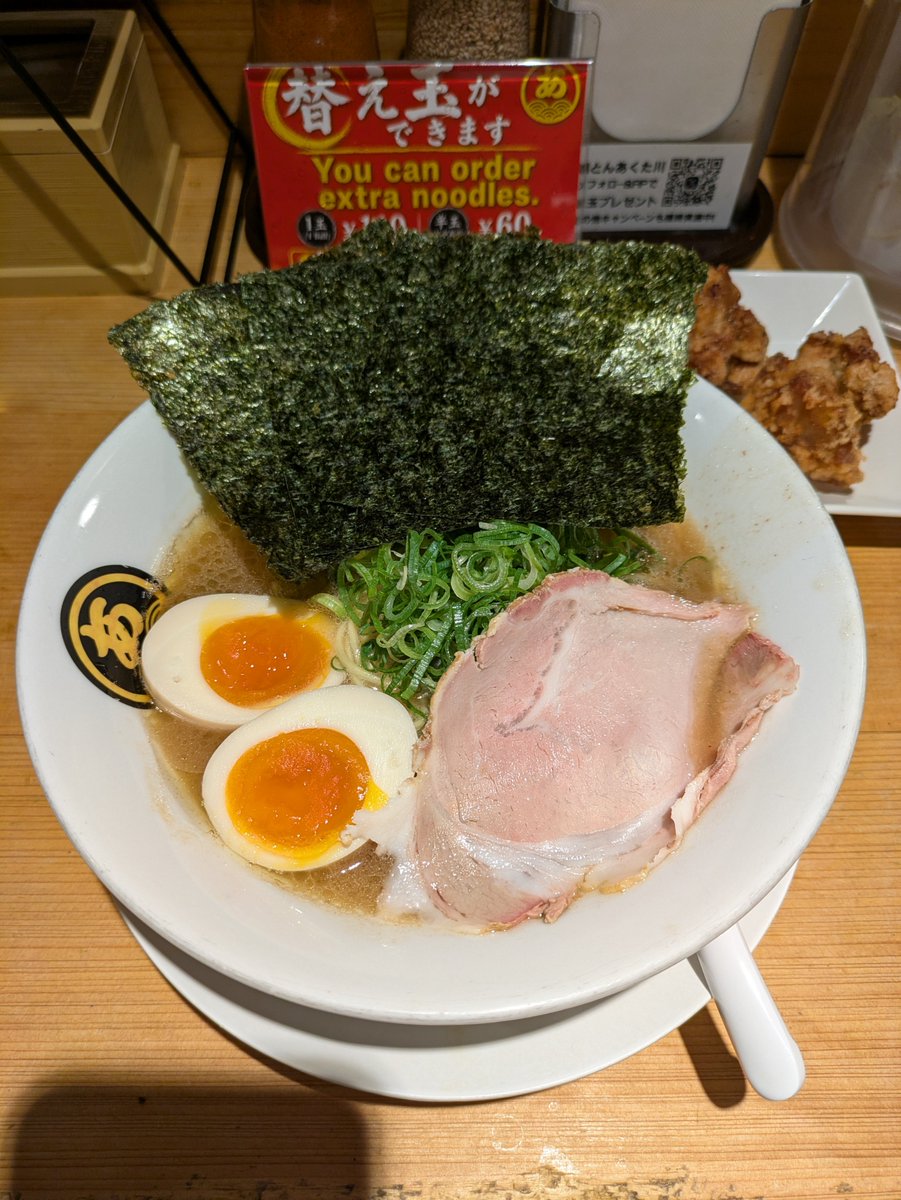 oonohukuiintyo's tweet photo. 【今日のラーメンvol.1323】
燻とん あくた川さんのラーメン＋ライスセット（から揚げ＋ごはん）
今日は朝から雨が振って余計に蒸し蒸ししてるからこんな日はあくた川さんでガッツリ腹ごしらえ😋
やはり旨過ぎる💕
今日はお二人でお店回されてたので忙しそうでしたが美味しくいただきました🙏 https://t.co/1PI4LQ7vUq