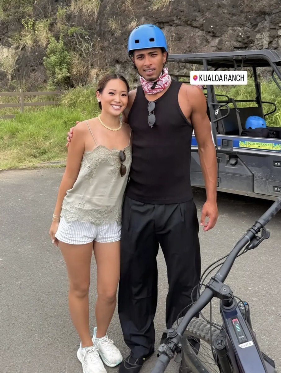 BellinghamBRA's tweet photo. 📷 Novos registros de Jude Bellingham atendendo fãs durante suas férias no Havaí. https://t.co/Zzf8imtEJl