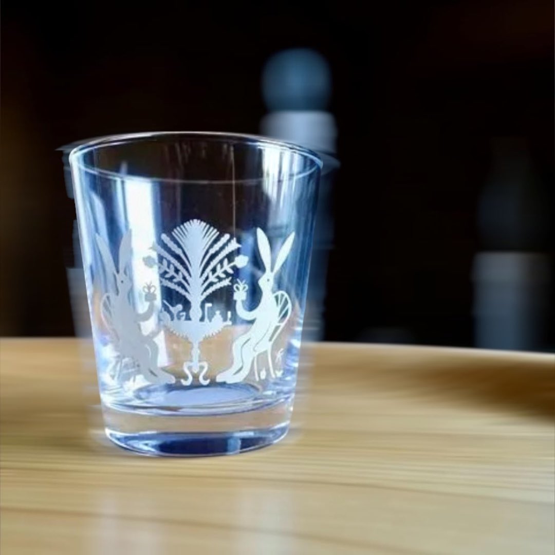 wellmerch01's tweet photo. 北欧スウェーデンの切り絵作家アグネータ・フロックのグラス「Kalas（パーティー）」。繊細な世界観を、日々のひと息タイムに。専用箱付きでプレゼントやお祝いにもぴったり。
※冷たいドリンク専用
#アグネータフロック #北欧雑貨 #北欧インテリア #グラス #ギフトにおすすめ https://t.co/PzZklSZ1Os