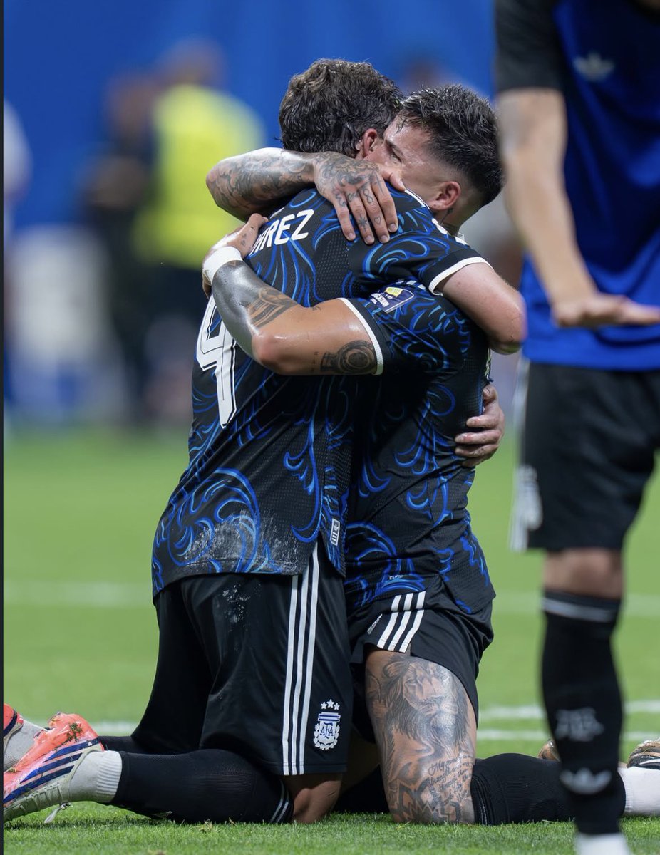 imthespeak's tweet photo. #AU .   #Enzojuli . #Julienzo .

    Donde, después del Mundial, la China Suárez se intenta levantarse a Julián Álvarez.

o

  Donde Enzo Fernández, al darse cuenta de que la China le quiere robar el macho, hace hasta lo imposible por marcar territorio con su mejor amigo. https://t.co/Z5jgX9DaA3