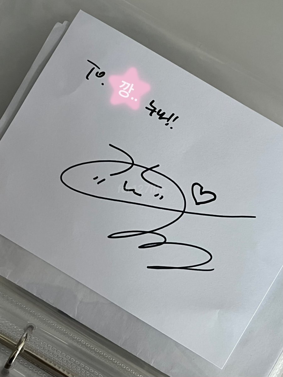 JisungGlobal's tweet photo. [📸] 260728

OP shared a photo of #JISUNG signing an autograph for her on the final day of filming for #AllorNothing in Egypt!

#지성 #박지성 #왕자와거지 https://t.co/T9CahGIrMk