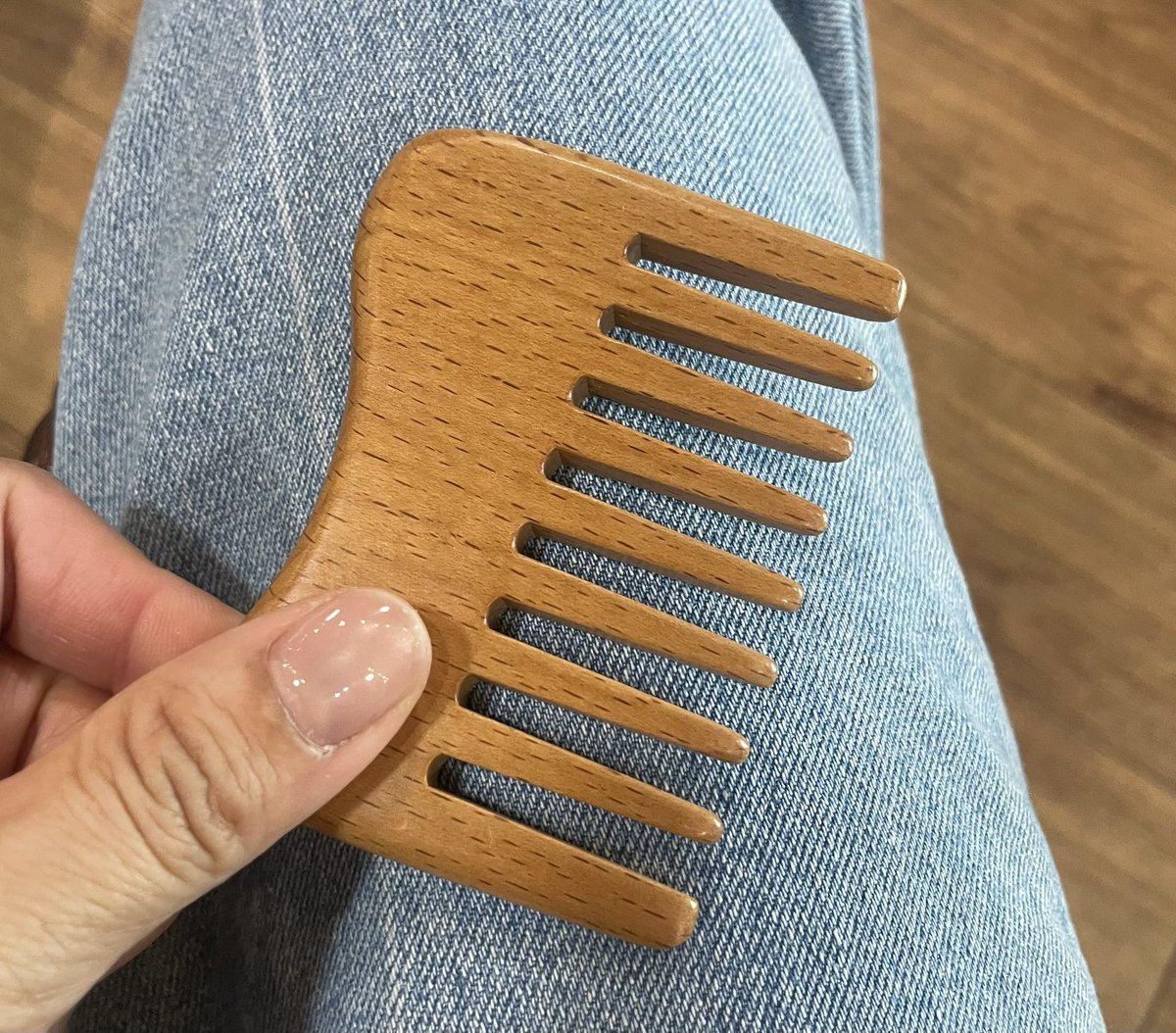 ageageumai's tweet photo. 【朗報】
奇跡的にローソンにずっと売り切れだったブナのヘアコーム入荷してたから秒で買った！頭皮ゴリゴリ気持ちいいっーー！これかぁ、ウワサの爽快感は！
ちなみにひんやりクールミストはSALEしてる！無印良品実店舗では値引きしてないはず…完全お得だよ！探してた方、ローソン行ってみて！ https://t.co/72rhfFBA0z