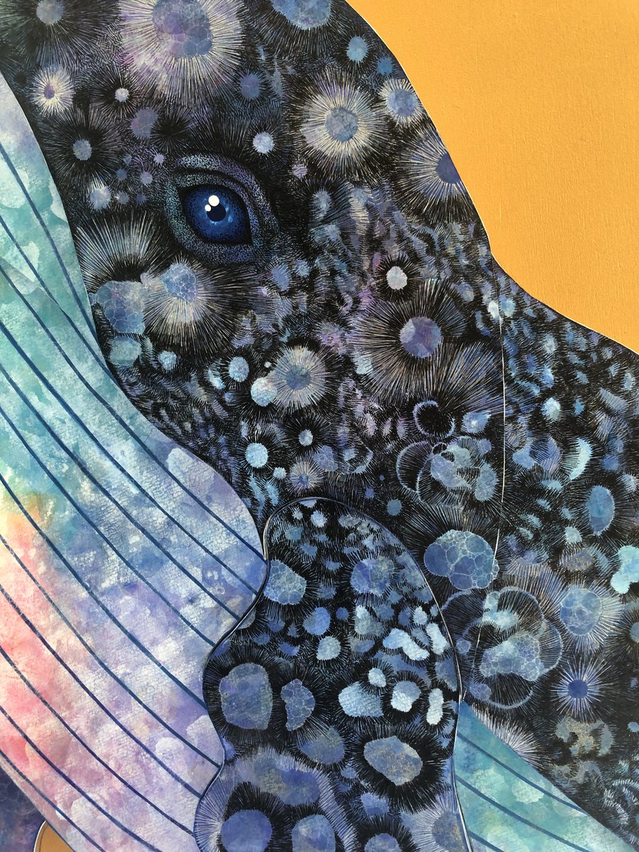 InoshitaAyano8's tweet photo. 「Jumping whale」
B1サイズ　2021制作
2024年神戸大丸個展にてSOLD

鯨の体はアクリル絵具で着彩した上からペンで描き込んでいます✍️
背景にはレタリングを入れていましたが、後々レタリングを消して金属箔を貼りつけました。

#クジラ
#whale
#redlist
#artwork 
#半立体画 https://t.co/PZD9pTbEX0