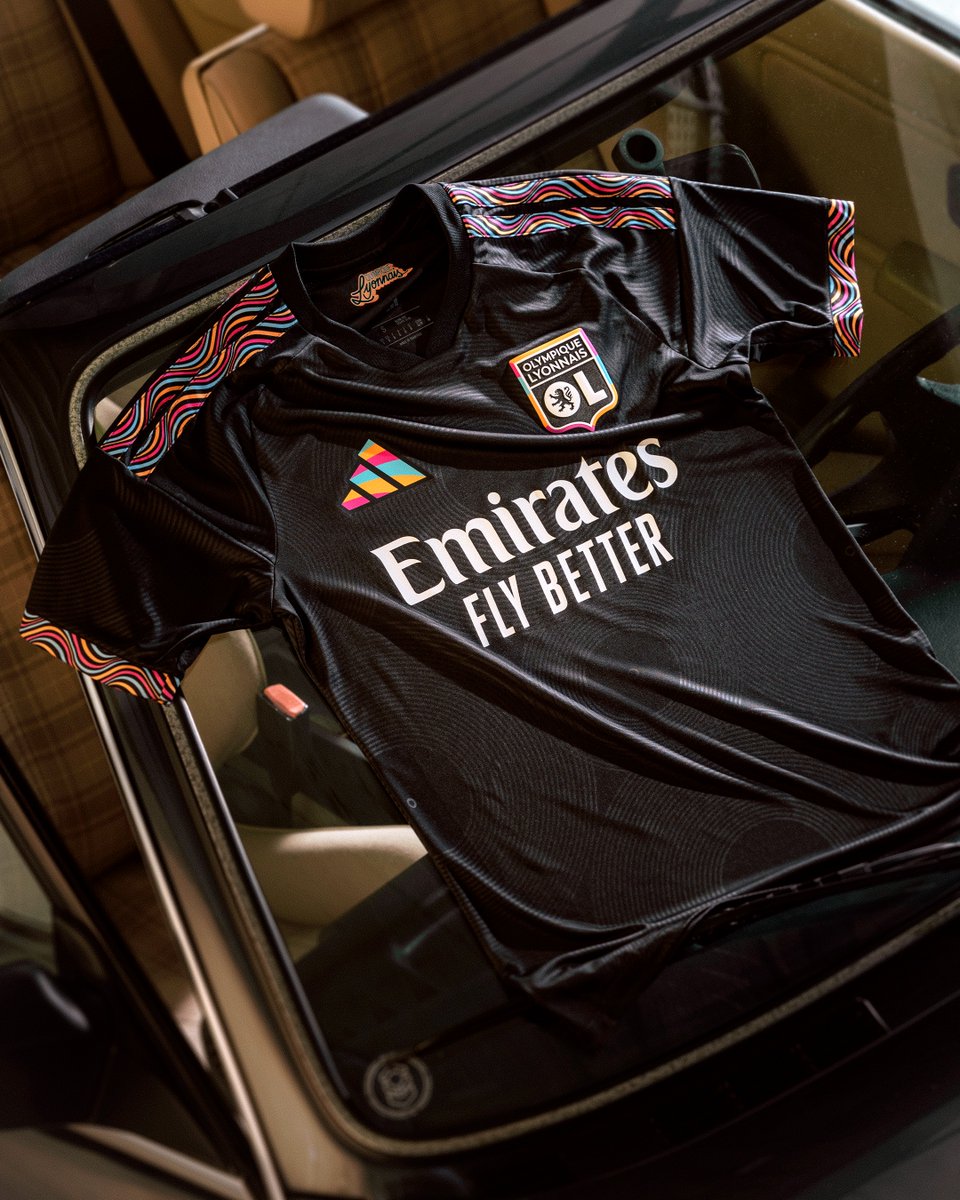 classicshirts's tweet photo. 🚨𝑺𝑯𝑰𝑹𝑻 𝑨𝑳𝑬𝑹𝑻: The new Lyon third shirt.

Those stripes 👀

What do you think? 🤔 https://t.co/VOpvWhhmG5