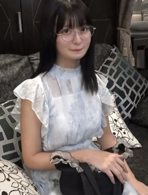 massonjerome3's tweet photo. このメガネっ子女子いま一番ㇴかれてる理由わかるわ... https://t.co/DojJg0CMYu