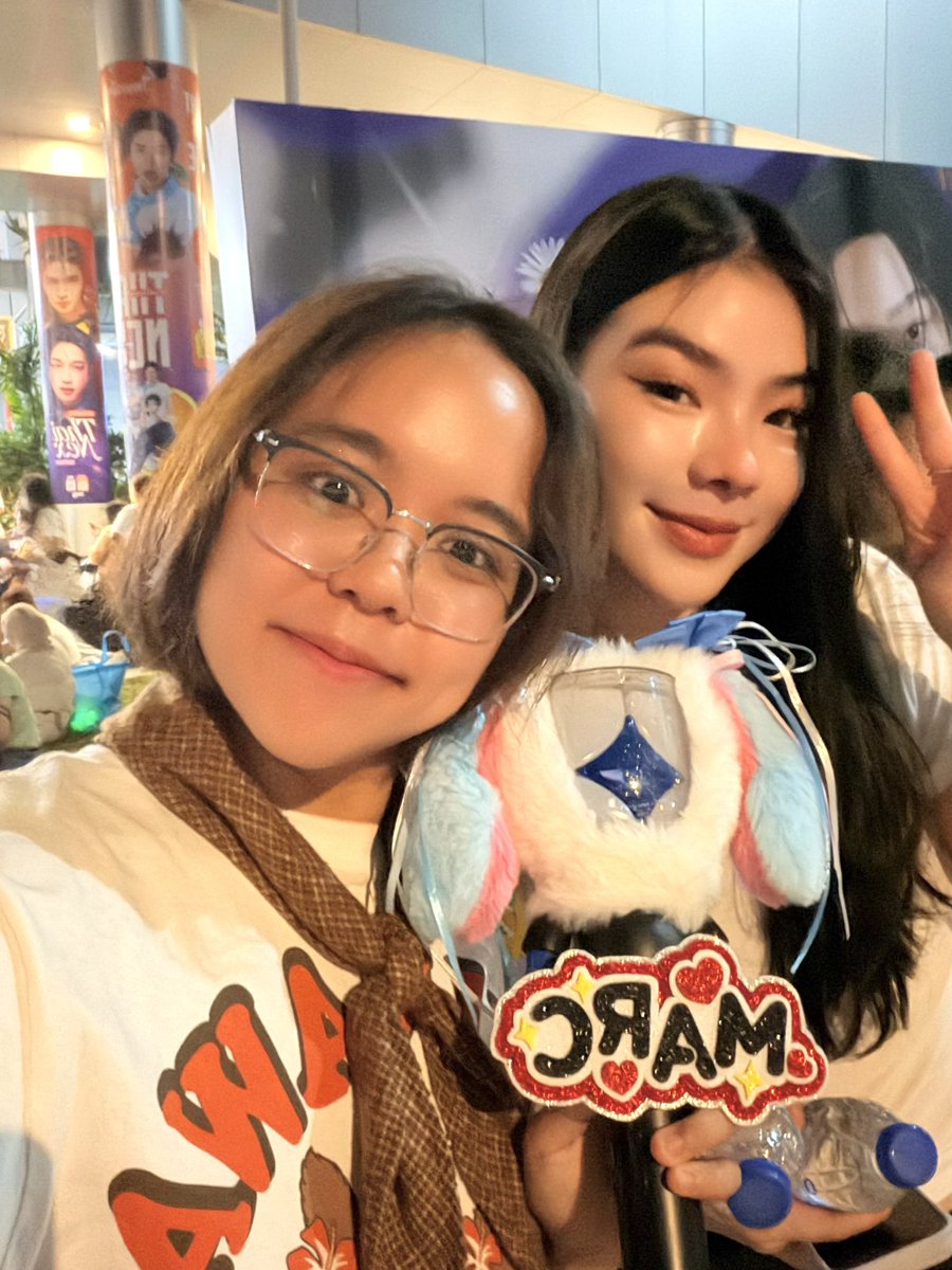 AlwaysMarckris's tweet photo. 𝓘’𝓶 𝓼𝓸 𝓵𝓾𝓬𝓴𝔂 𝓽𝓸 𝓶𝓮𝓮𝓽 𝓚𝓪𝓷𝓬𝓱𝓪𝓷𝓪𝓽𝓲𝓹 𝓕𝓪𝓶𝓲𝓵𝔂 … 🤟🏻❤️🦖🐶✨💫💘🌈ประสบความสำเร็จกับการรักน้องมาร์คคริสก็วันนี้เเหละคะ ยิ่งกว่าได้เจอน้องมาร์คคือได้เจอครอบครัวน้องมาร์ค บอกตรงๆใช้เเต้มบุญวันนี้หมดเเล้วเดินออกจากฮอล์คือเจอทั้งครอบครัวทั้งป๊าม๊าเเละน้องมีณ่าเลย เเต่เกรงใจป๊าม๊าเพราะเห็นจะกลับบ้านกลัวท่านเหนื่อยเลยขอเเค่น้องมีณ่าคนเดียวเเต่ขนาดคนเดียวเรายังเขินใจสั่นหมดเลย ได้เจอตัวจริงครั้งเเรกก็วันนี้หลังจากที่เคยตามComment ใต้คลิปเวลาน้องมีณ่าถ่ายน้องหมาที่บ้านน ตัวจริงสวยมาก เฟรนด์ลี่ น่ารักทั้งบ้าน ขนาดเเค่ช่วงสั้นๆเเต่รู้เลยว่าน้องมาร์คคริสได้ความน่ารัก ใส่ใจ เฟรนด์ลี่ เเสนดีมาจากใคร ครอบครัวน่ารักยกครัวขนาดนี้อ่ะเนอะ วันนี้เข้าใจเเล้วว่ายิ่งกว่าติ่งศิลปินสักคนคือการติ่งครอบครัวเขายกบ้านนี่เอง :) อยากอวยสัก100หน้ากระดาษก็ไม่พอจริง Always love and Support N’Marckris forever.
#Marckrisbus 
#BUSbecauseofyouishine
#BUS_LIGHTASONE_D3