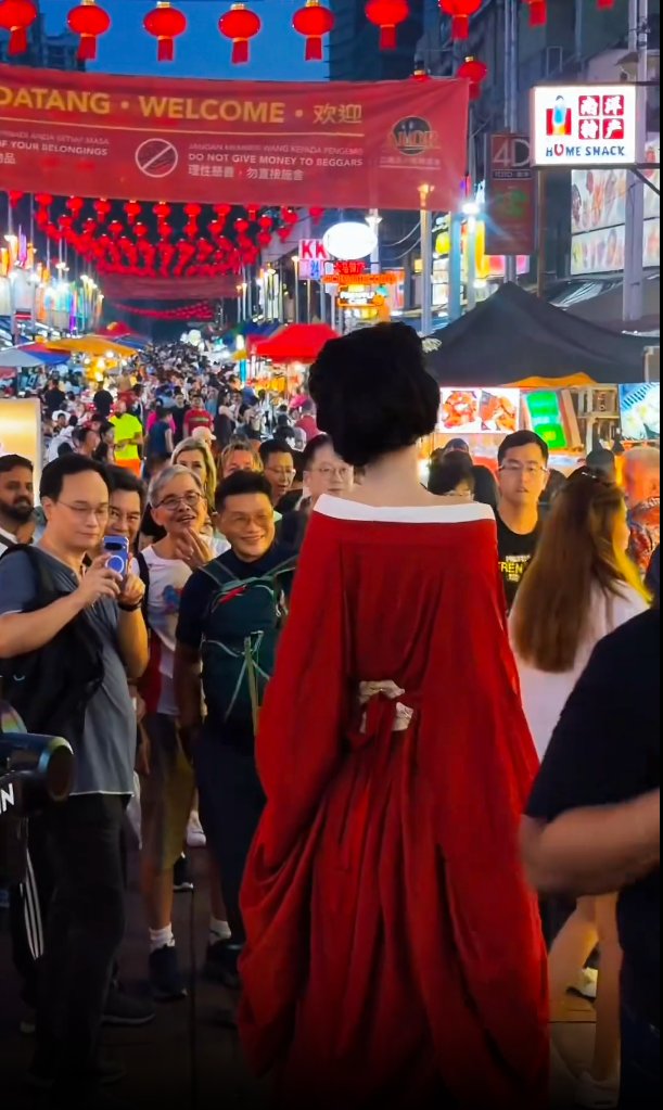 ashlynneley's tweet photo. Dressed in bright red Hanfu, strolling through the bustling night market of Chinatown, passersby stopped to take photos, their eyes filled with amazement. Red lanterns lining the streets told a story of millennia-old Chinese aesthetics.#HanfuStyle #TraditionalChineseClothing https://t.co/DWsreVFbnB