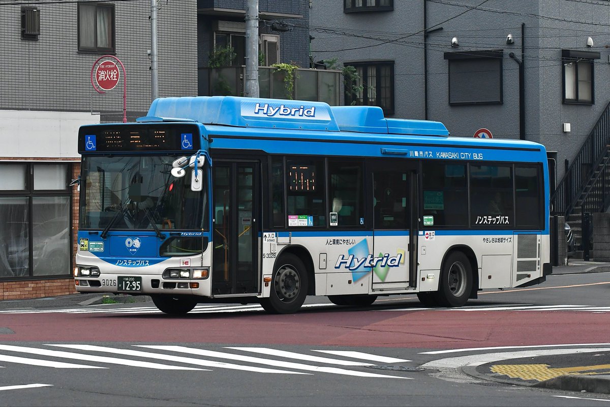 123notuji's tweet photo. S-3026(LJG-HU8JLGP):扇町線
直営BRCを記録しようの流れで記録。この3026、LED幕がss1/80までしか止まらないという、臨港にも数台いるはずれ個体を載っけてる為幕を止めるのは至難の業です。こちらも平日朝夕のみの稼働ながら固定があるので狙えば余裕で撮影ができます。 https://t.co/rIDnjx46vV