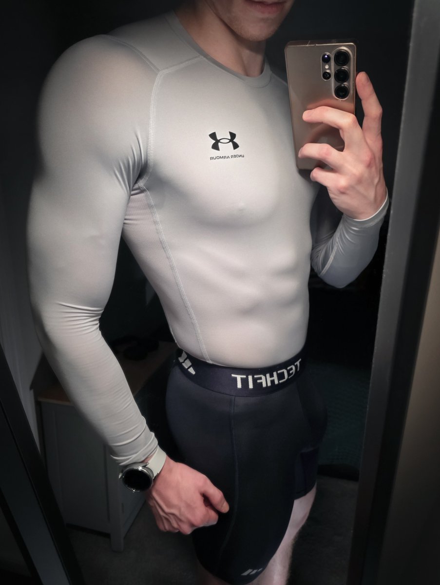 domladmas's tweet photo. Do you like compression clothes for workouts? https://t.co/o5yGLNWJj5