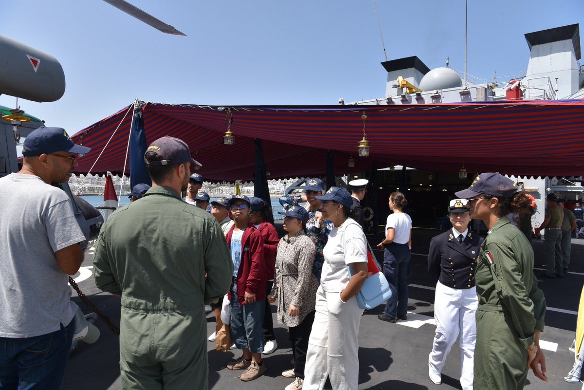 ItalianNavy's tweet photo. L’equipaggio di Nave #Etna ha accolto a bordo una delegazione di ragazzi dell'associazione AMSAT (Association Marocaine de Soutien et d'Aide aux Personnes Trisomiques).

Tra la scoperta dei ponti di comando, i racconti della vita di bordo e l'emozione di sentirsi marinai per un giorno, l’equipaggio ha condiviso con i ragazzi momenti di pura gioia e scoperta reciproca. 

Essere in mare significa soprattutto creare ponti ed abbattere le barriere. 

#IlGrandeEquipaggio #OltreGliOrizzonti