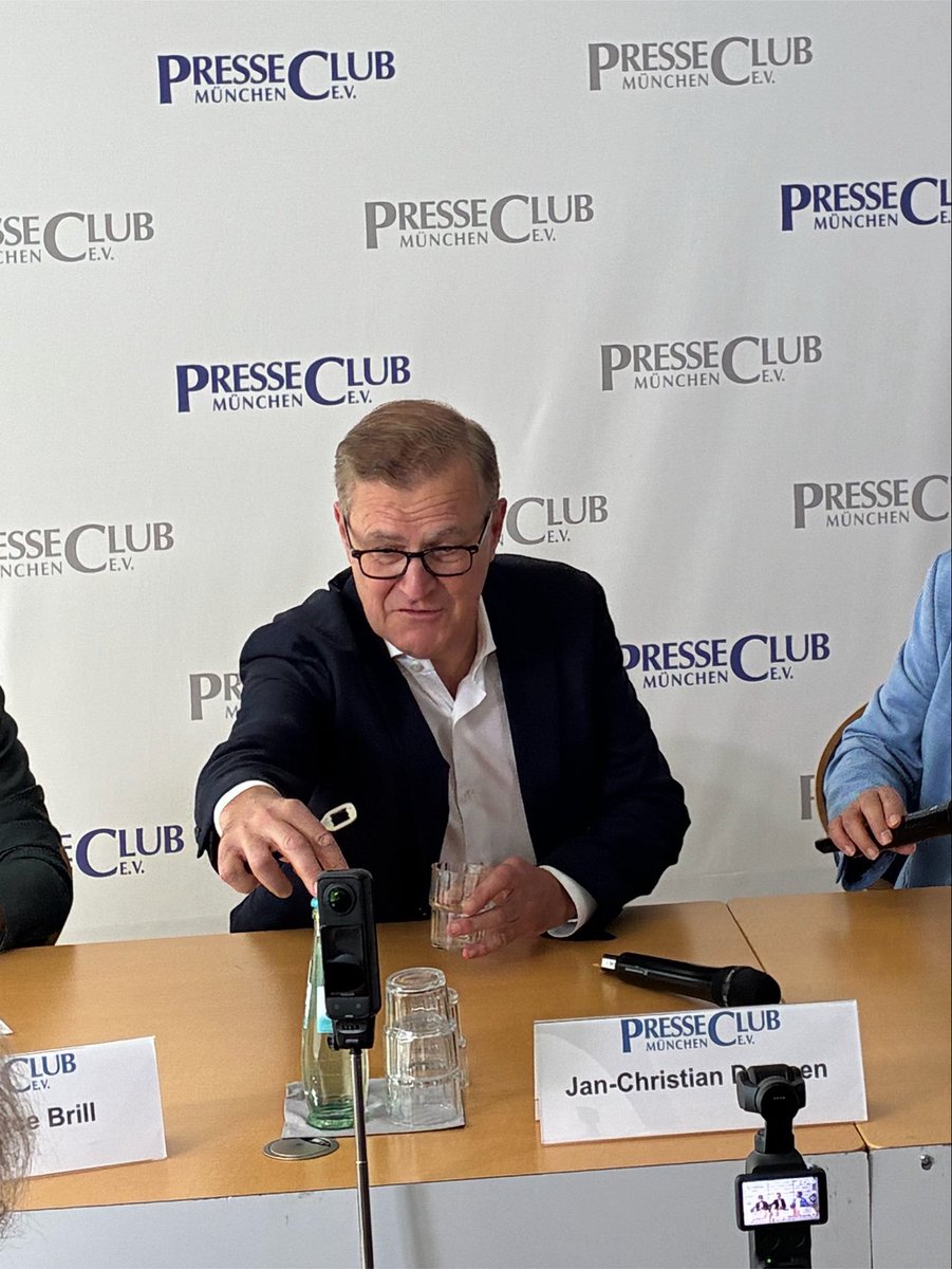 iMiaSanMia's tweet photo. Jan-Christian Dreesen asked whether Michael Olise will stay, he responded: "Yes, of course"

Dreesen added that there was "no call, no letter and no fax from Madrid"

[@_kochmaximilian] https://t.co/hHTVLPfiwd
