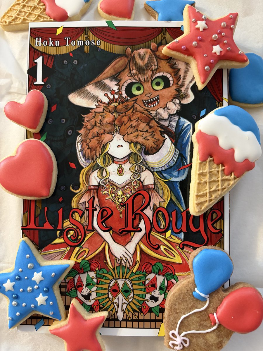 kikaizikakeno's tweet photo. 英語版の本を頂いたので
母が作ったクッキーと📸

英語版、翻訳がこうするのか..！と英語の台詞回しが凄く良くてですね...英語勉強になります！！
あと紙の匂いが海外の紙の匂いがします、感動です。嗅ぎまくります！ https://t.co/QbeeBjfJKg
