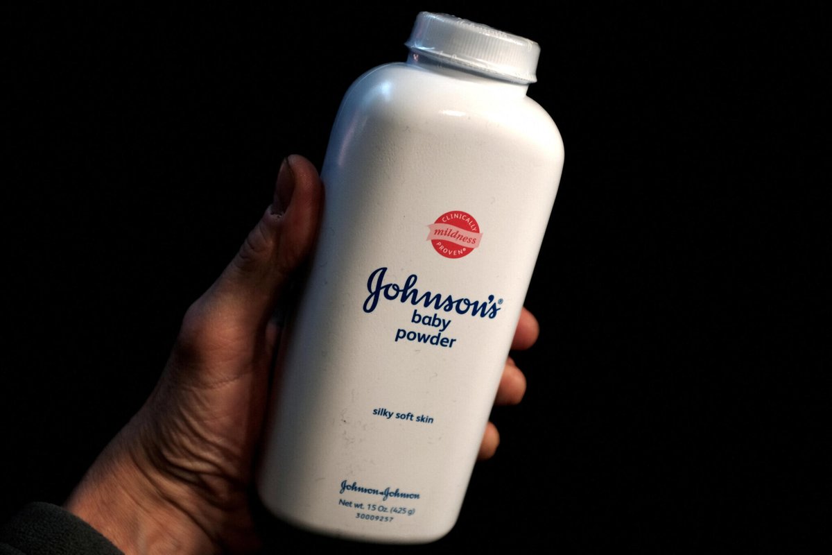 le_Parisien's tweet photo. Le talc pour bébé Johnson &amp; Johnson (J&amp;J) a-t-il provoqué des cancers ovariens ?

Après plus de 70 000 plaintes, le géant américain a conclu un accord estimé à 5,5 milliards de dollars pour mettre fin aux poursuites ➡️ https://t.co/ilcGGxuRUD https://t.co/2VAq7chHDg