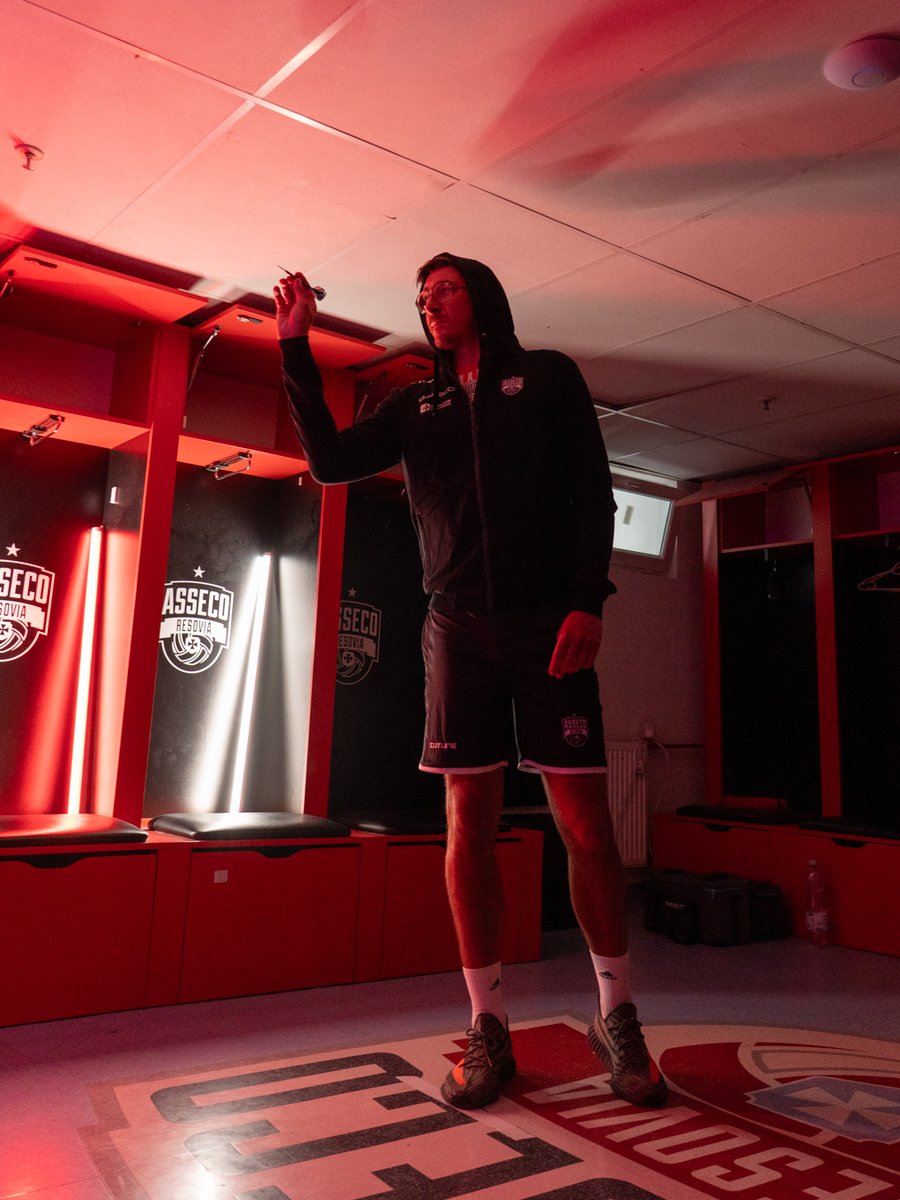 AssecoResovia's tweet photo. Celność przydaje się nie tylko na siatkarskim boisku 🎯

Mamy tu jeszcze jakichś fanów darta? 😊 https://t.co/D6BvzB996H