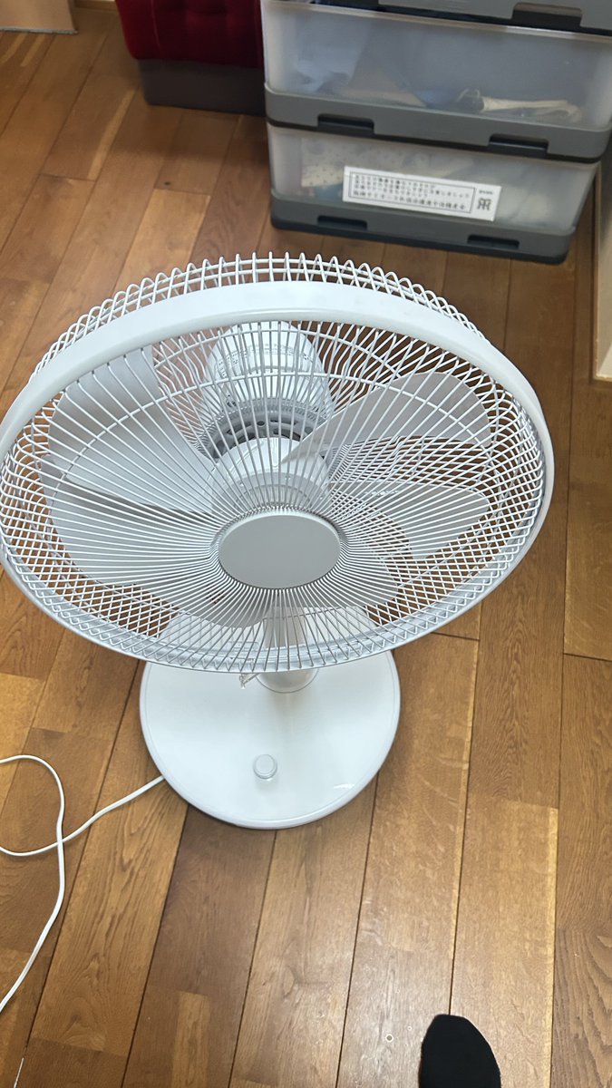 cargeek_cpm's tweet photo. ほんとにゴミな商品紹介
CNETの扇風機
角度調整のためにドミノを倒すくらいの力でちょっと後ろから押しただけで羽が網から出て指に刺さった。羽は壊れて使えない状態に。緩みかと思い確認したけど緩みは無し。
久しぶりに血しぶきに近いくらいの血が出て焦った…まじみんなCNETだけは買わないで下さい https://t.co/yaLl2L5ffe