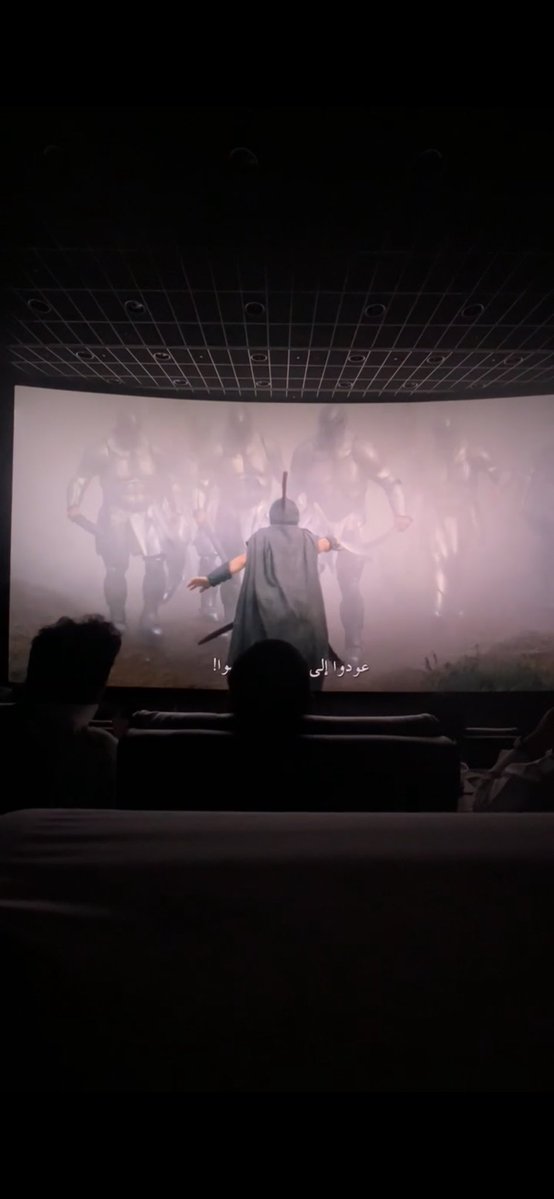 ITIZF's tweet photo. الصورة اليمين (اللي فيها راسين) صورتها في صالة IMAX Laser، والصورة الثانية لؤي مصورها في صالة دولبي. نفس الفريم بالضبط مع ذلك واضح ان الفريم مقصوص أكثر في الـIMAX! مصدوم والله يعني أعرف أن الشاشة مو 70mm بس غير متوقع انها تكون أصغر من أي شاشة ثانية عندنا https://t.co/yuDGmAS6cX